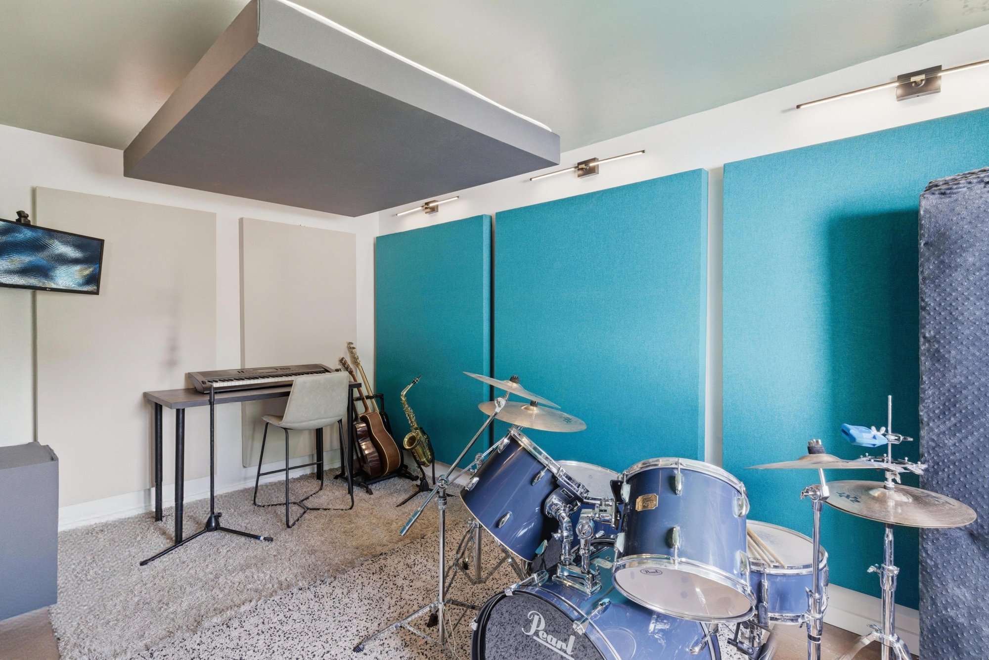 Drum kit, keyboard and instruments in the recording room